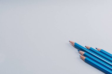 Beyaz arka planda izole edilmiş mavi tahta kalemler. Kapat.