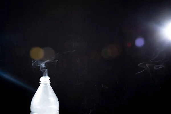 Καπνός Που Βγαίνει Από Πλαστικό Μπουκάλι Μαύρο Φόντο Φωτοβολίδα Ιστορικό — Φωτογραφία Αρχείου