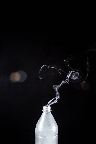 Дым Выходит Пластиковой Бутылки Черном Фоне Вспышкой Предыстория Хэллоуина Текстурный — стоковое фото