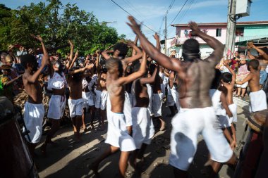 Santo Amaro, Bahia, Brezilya - 24 Temmuz 2022: Nego Fugido kültür etkinliğinin üyeleri Acupe, Santo Amaro, Bahia 'da köleliğin sona ermesi için şarkı söylüyor ve oturuyorlar.
