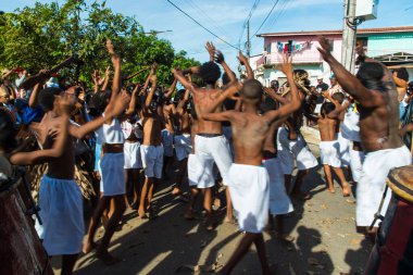 Santo Amaro, Bahia, Brezilya - 24 Temmuz 2022: Nego Fugido kültür etkinliğinin üyeleri Acupe, Santo Amaro, Bahia 'da köleliğin sona ermesi için şarkı söylüyor ve oturuyorlar.