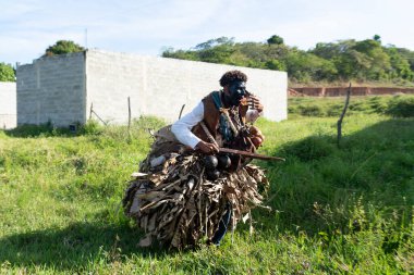 Santo Amaro, Bahia, Brezilya - 24 Temmuz 2022: Nego Fugido kültür etkinliğinin üyeleri Acupe, Santo Amaro, Bahia 'da köleliğin sona ermesi için şarkı söylüyor ve oturuyorlar.