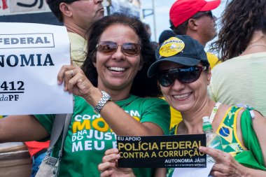 Salvador, Bahia, Brezilya - 13 Mart 2016: Brezilya Cumhurbaşkanı Dilma Rousseff hükümetini protesto eden Brezilyalılar, Farol da Barra 'da. Posterler gösteriyorlar..