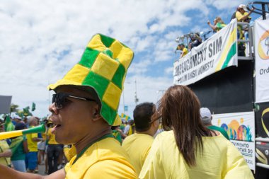 Salvador, Bahia, Brezilya - 13 Mart 2016: Brezilya Cumhurbaşkanı Dilma Rousseff hükümetini protesto eden Brezilyalılar.