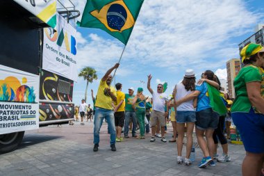 Salvador, Bahia, Brezilya - 13 Mart 2016: Brezilya Cumhurbaşkanı Dilma Rousseff hükümetini protesto eden Brezilyalılar, Farol da Barra 'da. Brezilya bayrağını sallıyorlar.