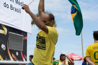 Salvador, Bahia, Brezilya - 13 Mart 2016: Brezilya Cumhurbaşkanı Dilma Rousseff hükümetini protesto eden Brezilyalılar, Farol da Barra 'da. Brezilya bayrağını sallıyorlar.