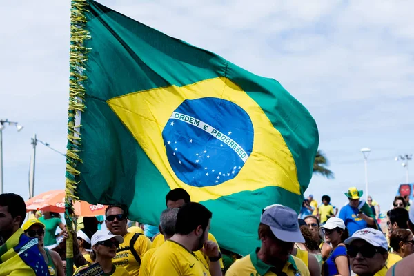 ブラジルのバヒア州サルバドール 2016年3月13日 ブラジルのディルマ ルセフ大統領の政府に抗議するブラジル人 ブラジルの旗を振ってる — ストック写真