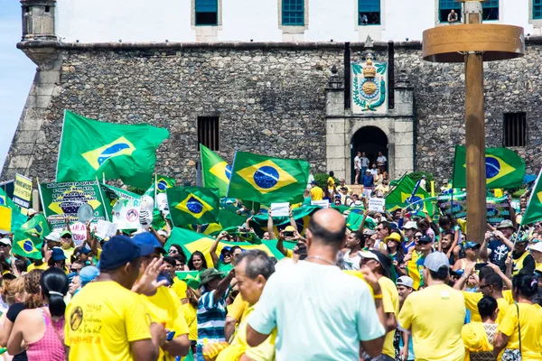 ブラジルのバヒア州サルバドール 2016年3月13日 ブラジルのディルマ ルセフ大統領の政府に抗議するブラジル人 ブラジルの旗を振ってる — ストック写真