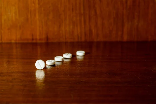 Simple Pile White Pills Medicines Pills Stacked Brown Background Medical — стоковое фото