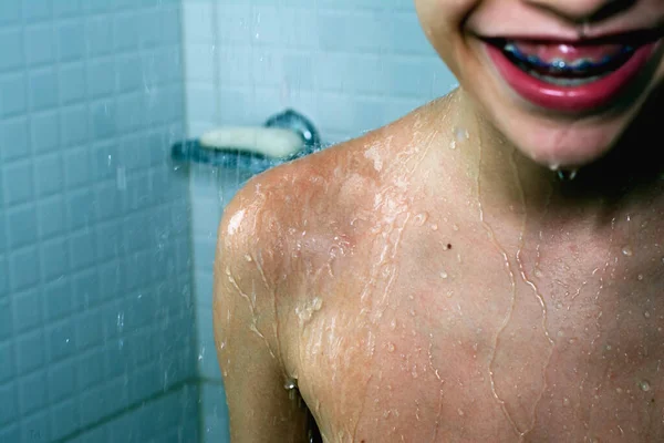 楽しさと幸せな少年は 彼が水を実行している間 彼の風呂を楽しんで 家庭の子供風呂 健康的な子供時代 — ストック写真