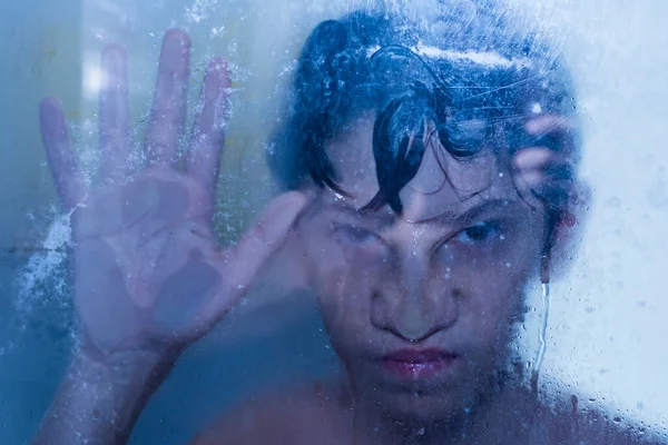 즐겁고 밑에서 목욕을 즐기고 자녀는 집에서 시절을 보낸다 — 스톡 사진