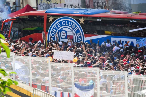 ブラジル バヒア州サルバドール 2018年4月1日 Esporte Clube Bahiaのファンは フォンテ ノヴァ アリーナでバイア選手とバスを受け取ります サルバドール — ストック写真