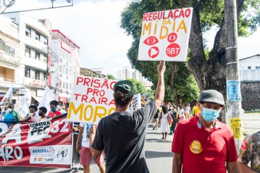 Salvador, Bahia, Brezilya - 20 Kasım 2021: Brezilyalılar Salvador, Bahia 'da Başkan Jair Bolsonaro' nun hükümetine karşı posterler taşıyan protestocular.