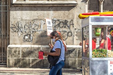 Salvador, Bahia, Brezilya - 20 Kasım 2021: Brezilyalılar Salvador, Bahia 'da Başkan Jair Bolsonaro' nun hükümetine karşı posterler taşıyan protestocular.
