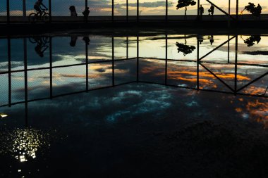 Yağmurdan ıslanmış bir spor salonunun silueti dramatik günbatımına karşı. Şiddetli yağmurdan sonra gün batımı. Salvador, Bahia, Brezilya.