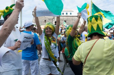 Salvador, Bahia, Brezilya - 13 Mart 2016: Brezilya Cumhurbaşkanı Dilma Rousseff hükümetini protesto eden Brezilyalılar.
