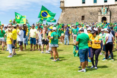 Salvador, Bahia, Brezilya - 13 Mart 2016: Brezilya Cumhurbaşkanı Dilma Rousseff hükümetini protesto eden Brezilyalılar.