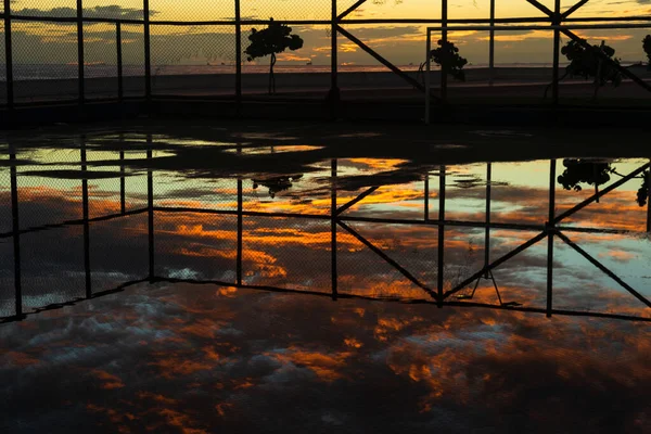 Σιλουέτα Αθλητικού Γηπέδου Βρεγμένο Από Βροχή Ενάντια Στο Δραματικό Ηλιοβασίλεμα — Φωτογραφία Αρχείου
