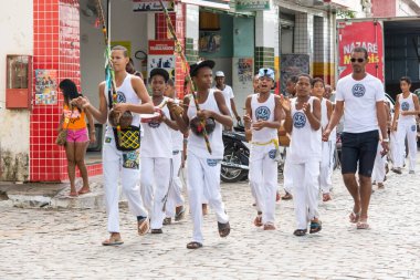 Nazare das Farinhas, Bahia, Brezilya - 23 Mart 2016: Capoeira uygulayıcıları grubu meydana doğru yürüyor. Nazare das Farinhas şehri, Brezilya.
