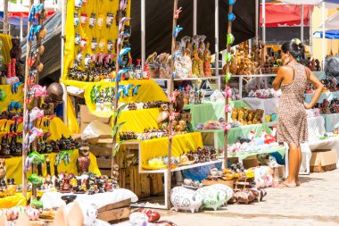 Nazare das Farinhas, Bahia, Brezilya - 23 Mart 2016: Caxixis Fuarı 'nda sergilenen insanlar ve esnaf seramikleri. Nazare das Farinhas şehri, Brezilya.