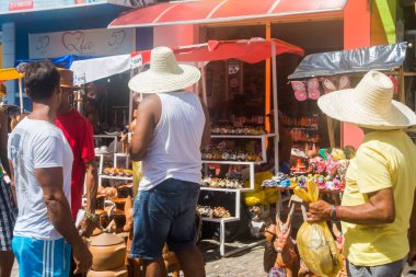 Nazare das Farinhas, Bahia, Brezilya - 23 Mart 2016: Caxixis Fuarı 'nda sergilenen insanlar ve esnaf seramikleri. Nazare das Farinhas şehri, Brezilya.
