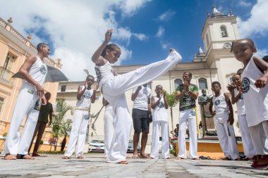 Nazare das Farinhas, Bahia, Brezilya - 23 Mart 2016: Brezilya 'nın Nazare das Farinhas kentindeki bir şehir meydanında capoeira oynayan insanlar grubu.