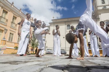 Nazare das Farinhas, Bahia, Brezilya - 23 Mart 2016: Brezilya 'nın Nazare das Farinhas kentindeki bir şehir meydanında capoeira oynayan insanlar grubu.