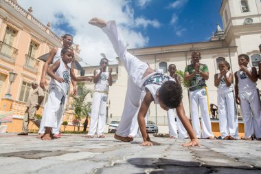 Nazare das Farinhas, Bahia, Brezilya - 23 Mart 2016: Brezilya 'nın Nazare das Farinhas kentindeki bir şehir meydanında capoeira oynayan insanlar grubu.