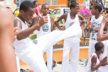 Nazare das Farinhas, Bahia, Brezilya - 23 Mart 2016: Brezilya 'nın Nazare das Farinhas kentindeki bir şehir meydanında capoeira oynayan insanlar grubu.