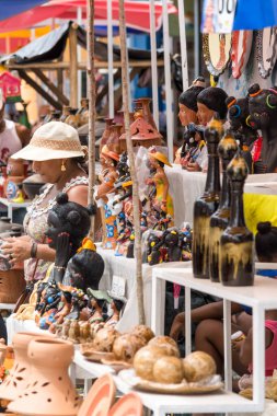 Nazare das Farinhas, Bahia, Brezilya - 23 Mart 2016: Caxixis Fuarı 'nda sergilenen insanlar ve esnaf seramikleri. Nazare das Farinhas şehri, Brezilya.