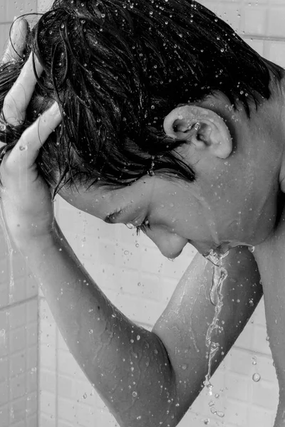Rapaz Divertido Feliz Desfrutar Seu Banho Enquanto Está Debaixo Água — Fotografia de Stock