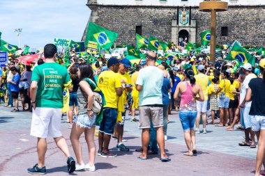 Salvador, Bahia, Brezilya - 13 Mart 2016: Brezilya Cumhurbaşkanı Dilma Rousseff hükümetini protesto eden Brezilyalılar.