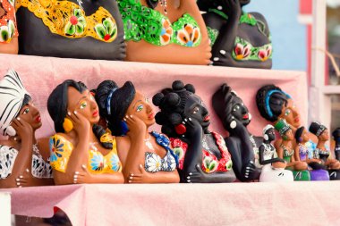 Nazare das Farinhas, Bahia, Brezilya - 23 Mart 2016: Brezilya 'daki Reconcavo Baiano Nazare das Farinhas kentindeki Caxixis fuarında sergilenen seramik sanatsal parçalar.