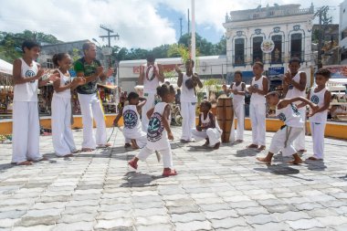 Nazare das Farinhas, Bahia, Brezilya - 23 Mart 2016: Brezilya 'nın Nazare das Farinhas kentindeki bir şehir meydanında capoeira oynayan insanlar grubu.