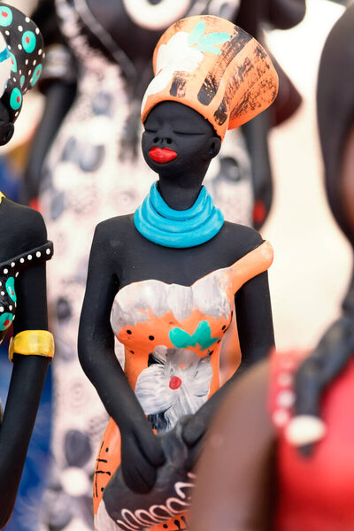 Nazare das Farinhas, Bahia, Бразилия - 23 марта 2016 года: Керамические артефакты на ярмарке Caxi в городе Реконкаво Фазано Назаре дас Фариньяс, Бразилия.