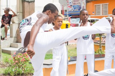 Nazare das Farinhas, Bahia, Brezilya - 23 Mart 2016: Brezilya 'nın Nazare das Farinhas kentindeki bir şehir meydanında capoeira oynayan insanlar grubu.