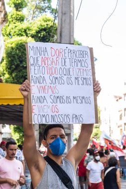 Salvador, Bahia, Brezilya - 20 Kasım 2021: Brezilyalılar Salvador, Bahia 'da Başkan Jair Bolsonaro' nun hükümetine karşı posterler taşıyan protestocular.