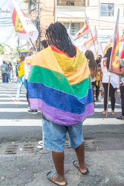 Salvador, Bahia, Brezilya - 20 Kasım 2021: Brezilyalılar Salvador, Bahia 'da Başkan Jair Bolsonaro' nun hükümetine karşı bayrakları sallayarak protesto ettiler.
