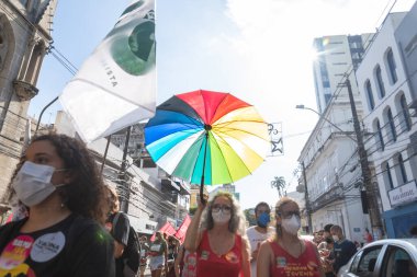 Salvador, Bahia, Brezilya - 20 Kasım 2021: Brezilyalılar Salvador, Bahia 'da Başkan Jair Bolsonaro' nun hükümetine karşı bayrakları sallayarak protesto ettiler.