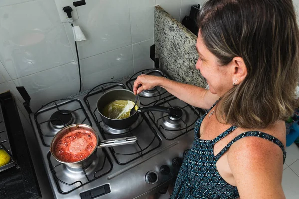 Jovem Mulher Preparando Cheesecake Cozinha Com Vários Ingredientes Gastronomia Familiar — Fotografia de Stock