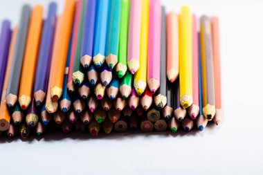 Beyaz arka planda izole edilmiş renkli tahta kalemler. Kapat.