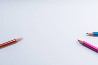 Beyaz arka planda izole edilmiş renkli tahta kalemler. Kapat.