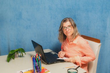 Ev ya da ofis bilgisayarlı düşünceli ve endişeli bir kadın. İş, insan ve teknoloji kavramı.