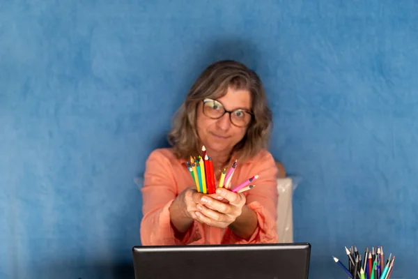 Donna Che Mostra Matite Colori Con Computer Portatile Che Lavora — Foto Stock