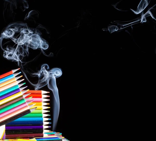 Lápis Coloridos Agrupados Fundo Preto Com Fumaça Branca Vinda Baixo — Fotografia de Stock