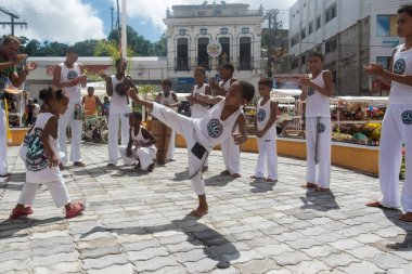 Nazare das Farinhas, Bahia, Brezilya - 23 Mart 2016: Brezilya 'nın Nazare das Farinhas kentindeki bir şehir meydanında capoeira oynayan insanlar grubu.