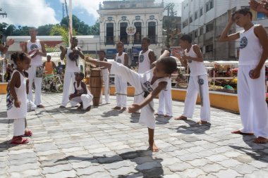 Nazare das Farinhas, Bahia, Brezilya - 23 Mart 2016: Brezilya 'nın Nazare das Farinhas kentindeki bir şehir meydanında capoeira oynayan insanlar grubu.