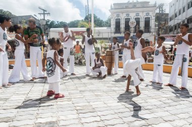 Nazare das Farinhas, Bahia, Brezilya - 23 Mart 2016: Brezilya 'nın Nazare das Farinhas kentindeki bir şehir meydanında capoeira oynayan insanlar grubu.