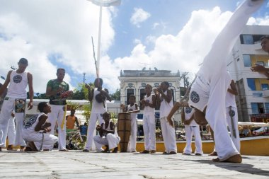 Nazare das Farinhas, Bahia, Brezilya - 23 Mart 2016: Brezilya 'nın Nazare das Farinhas kentindeki bir şehir meydanında capoeira oynayan insanlar grubu.
