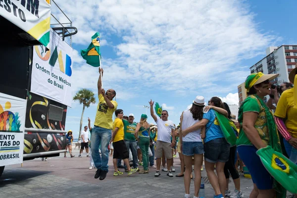 Salvador, Bahia, Brezilya - 13 Mart 2016: Brezilya Cumhurbaşkanı Dilma Rousseff hükümetini protesto eden Brezilyalılar.